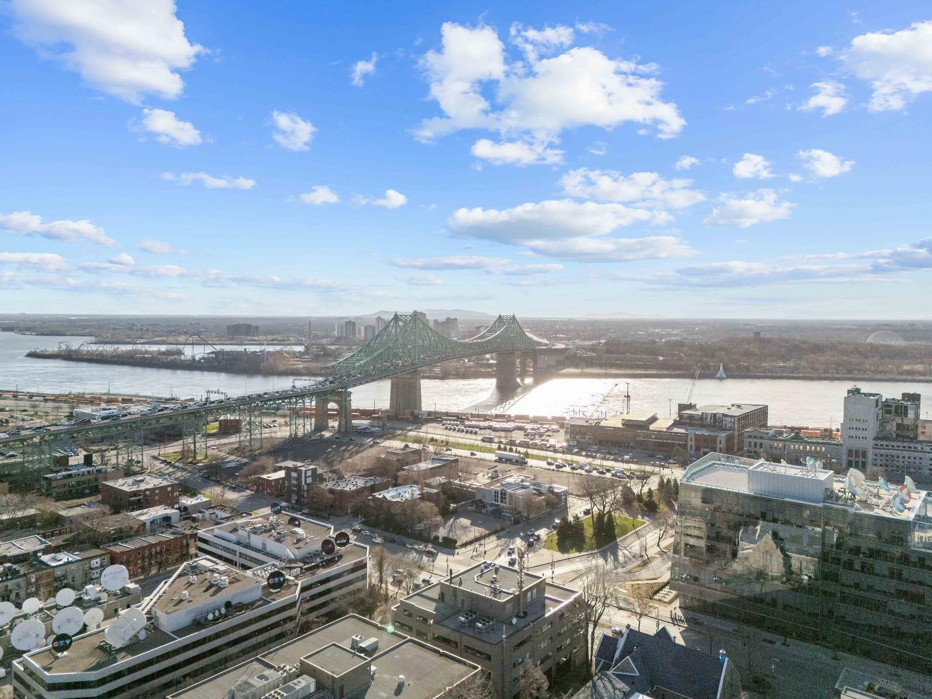 Aerial photo - 610-1575 Rue Gareau, Montréal (Ville-Marie), QC - Outdoor With Body Of Water With View