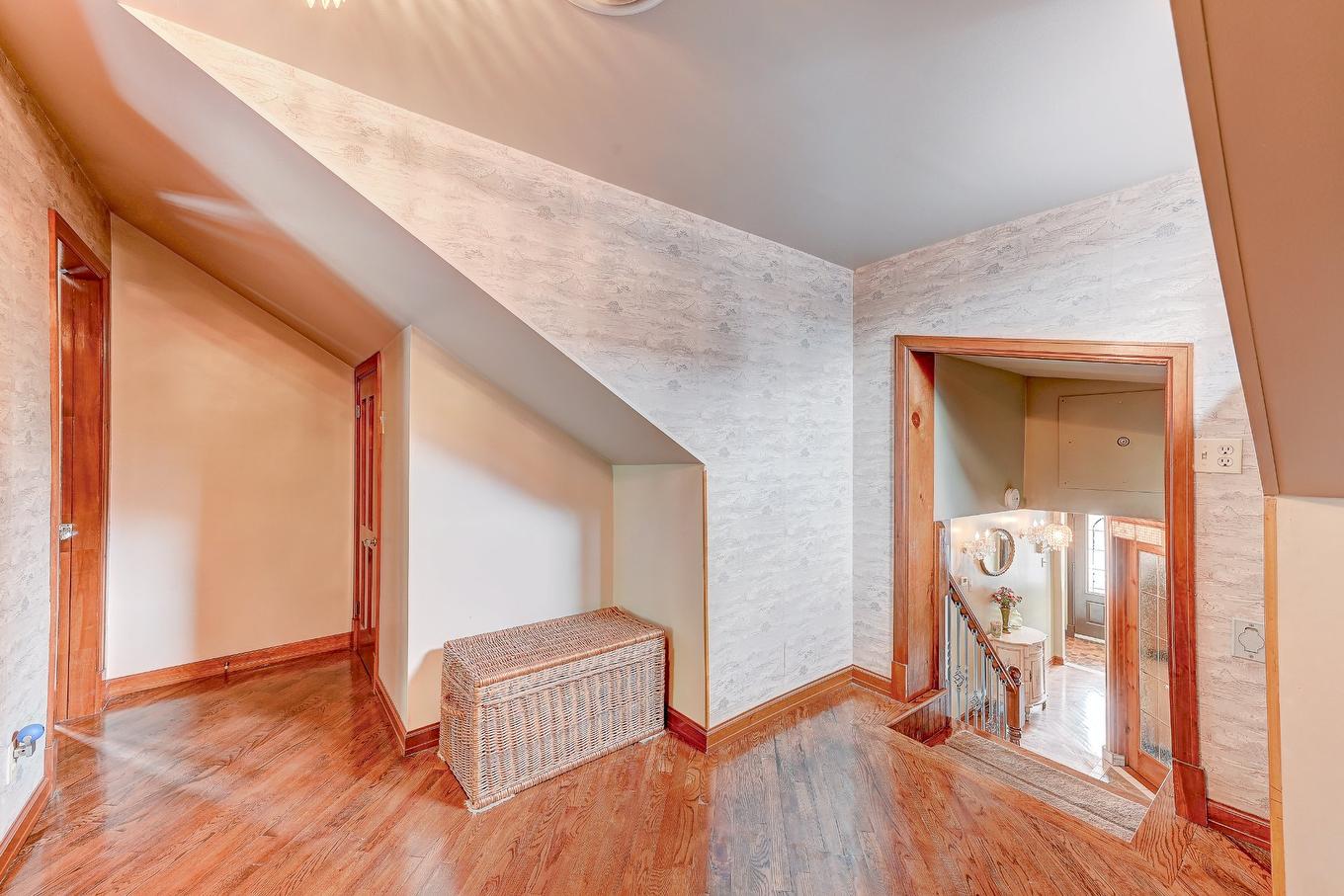 Passageway - 2290 Rue René, Longueuil (Le Vieux-Longueuil), QC - Indoor Photo Showing Other Room