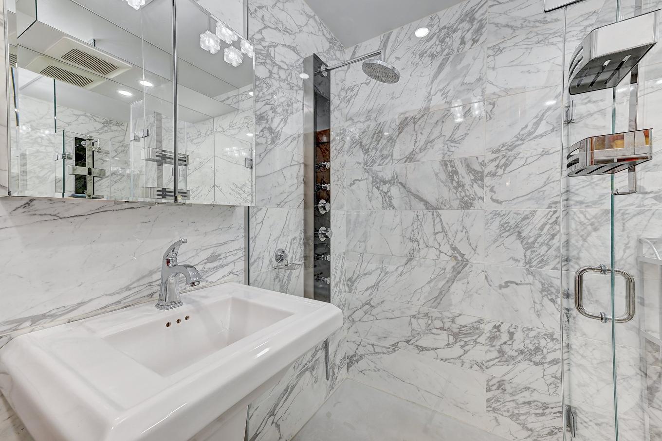 Bathroom - 2290 Rue René, Longueuil (Le Vieux-Longueuil), QC - Indoor Photo Showing Bathroom