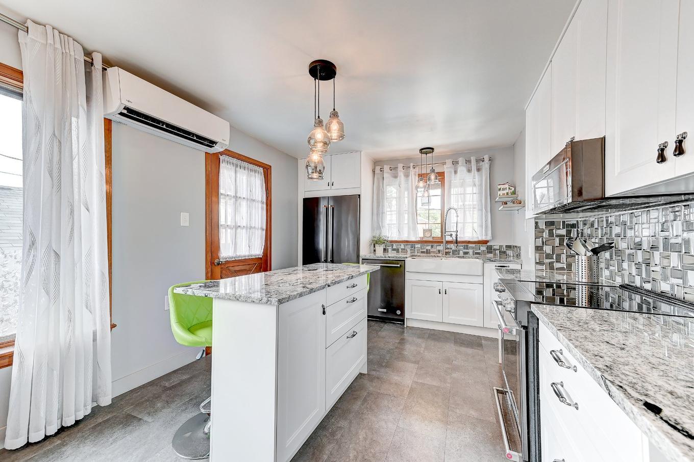 Kitchen - 2290 Rue René, Longueuil (Le Vieux-Longueuil), QC - Indoor Photo Showing Kitchen With Upgraded Kitchen