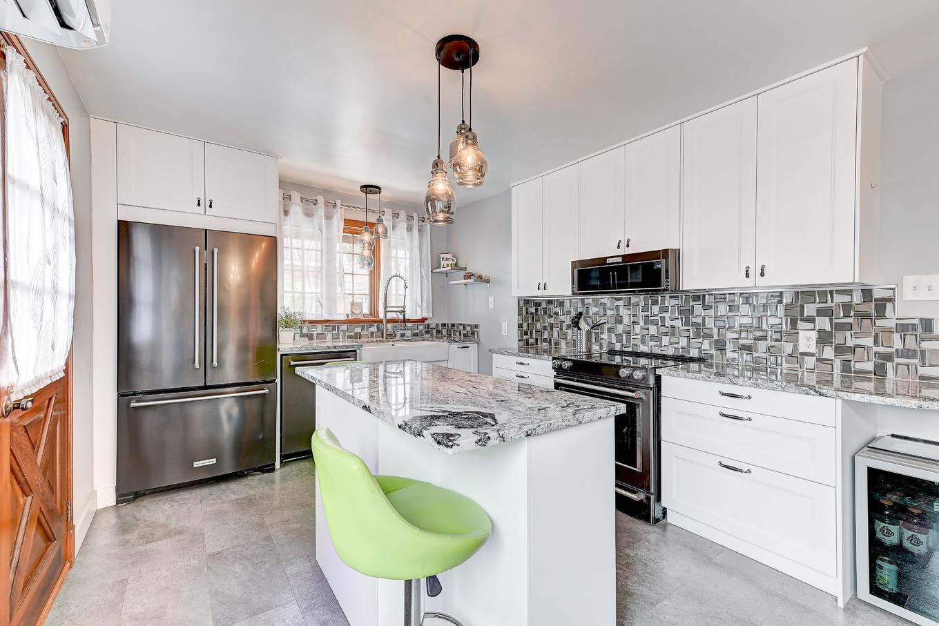 Kitchen - 2290 Rue René, Longueuil (Le Vieux-Longueuil), QC - Indoor Photo Showing Kitchen With Upgraded Kitchen