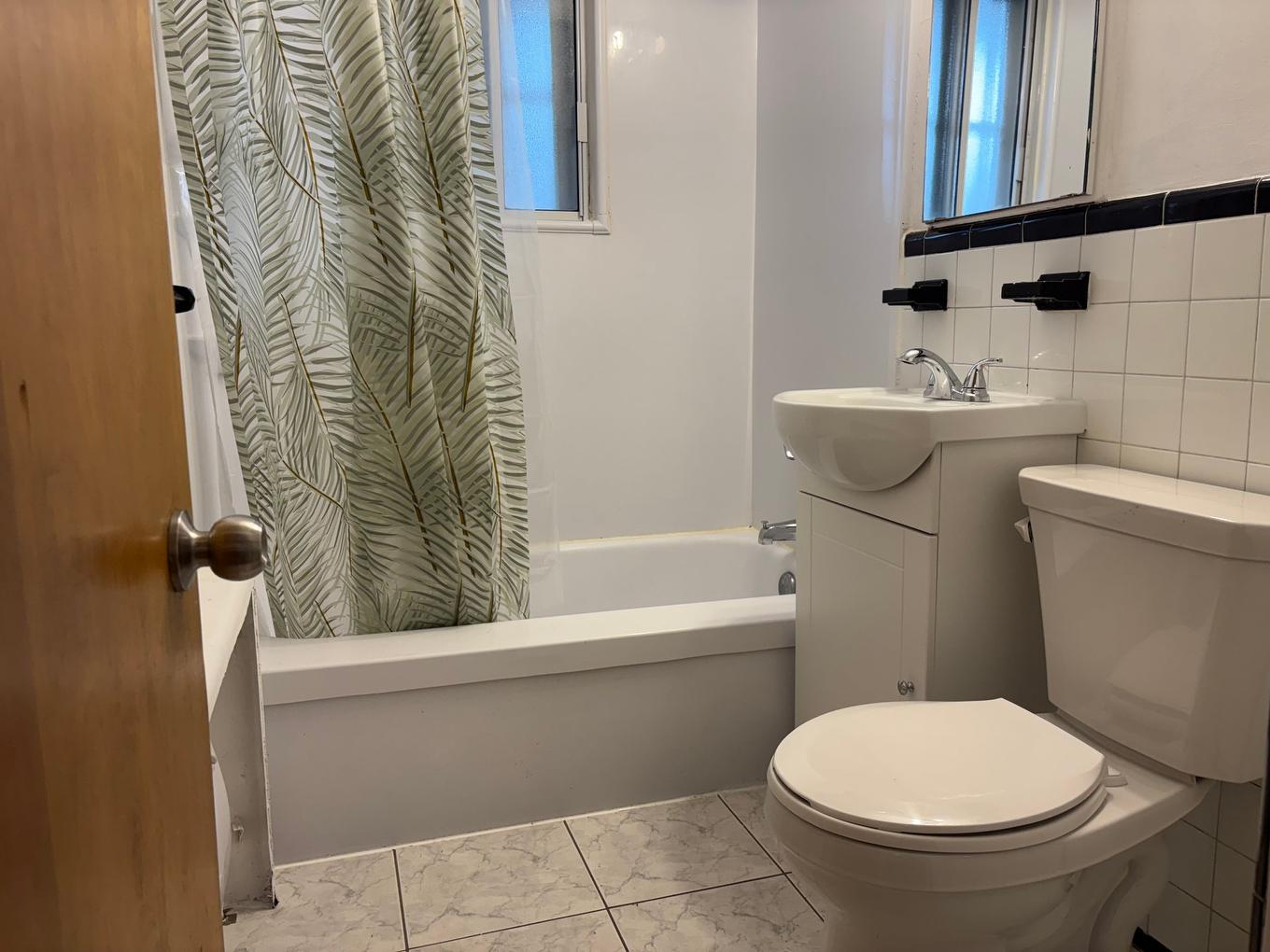 Bathroom - 1-4729 Rue Hochelaga, Montréal (Mercier/Hochelaga-Maisonneuve), QC - Indoor Photo Showing Bathroom