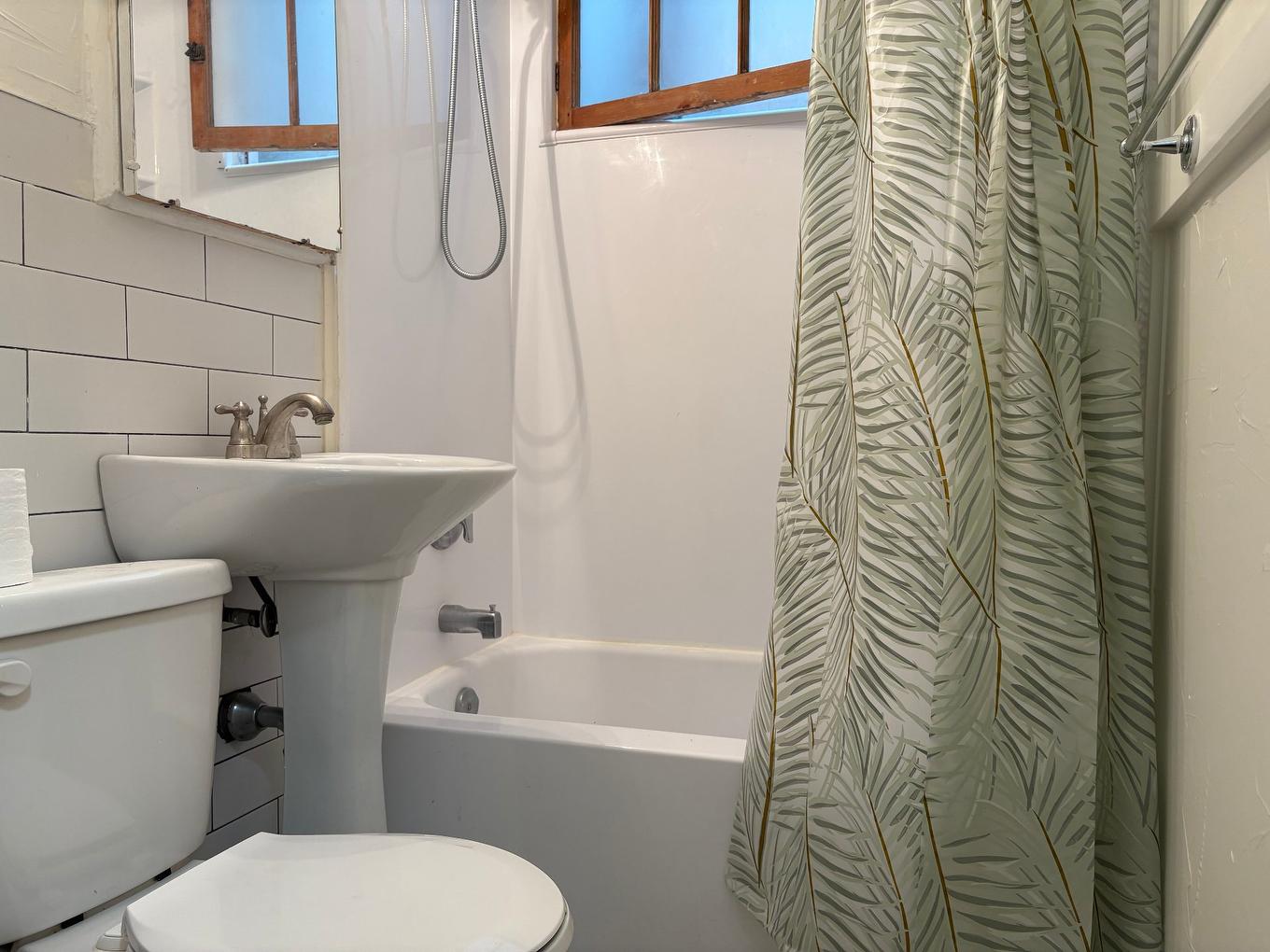 Bathroom - 3849 Rue Hochelaga, Montréal (Mercier/Hochelaga-Maisonneuve), QC - Indoor Photo Showing Bathroom