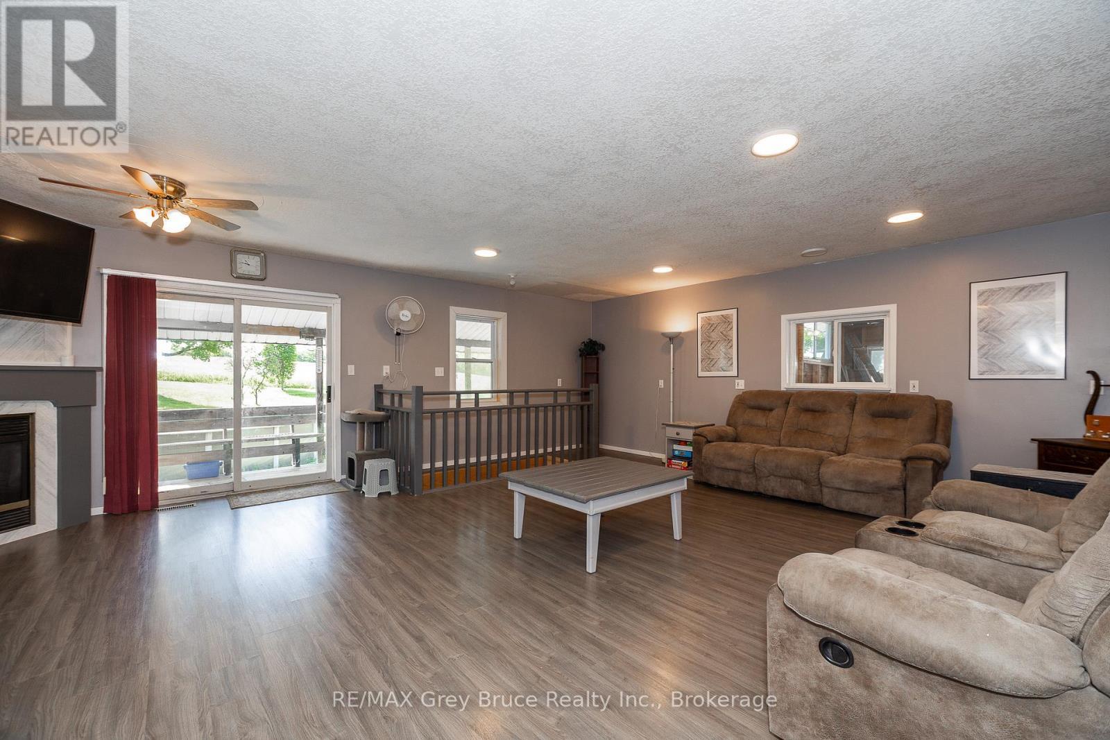283 6 Concession, Arran-Elderslie, ON - Indoor Photo Showing Living Room With Fireplace