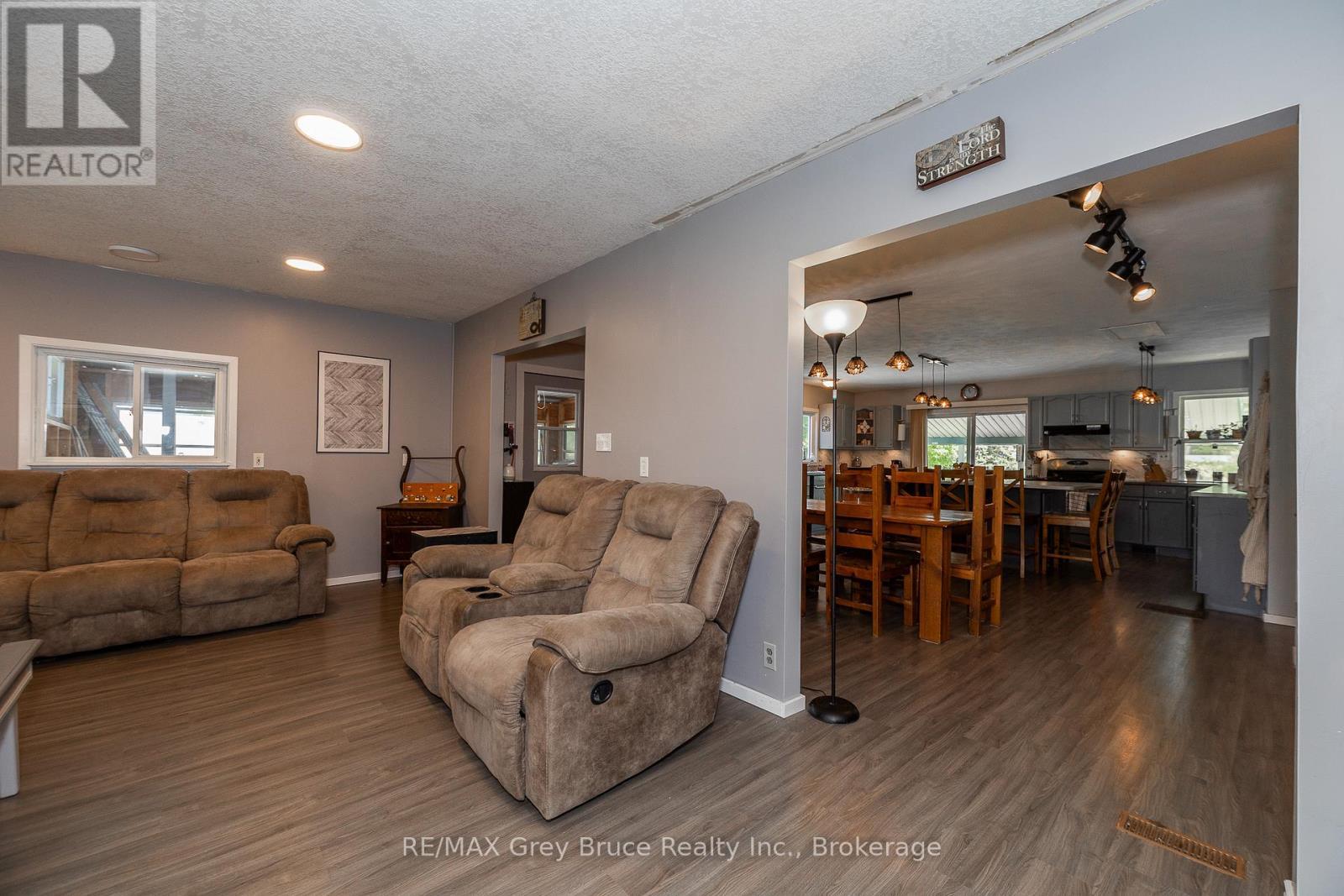 283 6 Concession, Arran-Elderslie, ON - Indoor Photo Showing Living Room