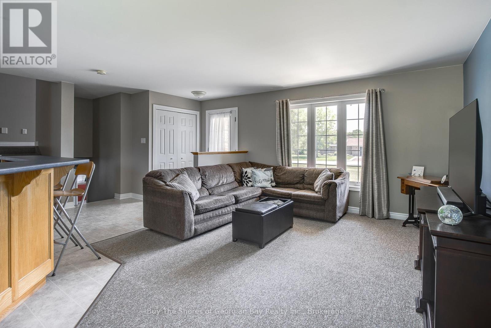 24 Marl Creek Drive, Springwater (Phelpston), ON - Indoor Photo Showing Living Room
