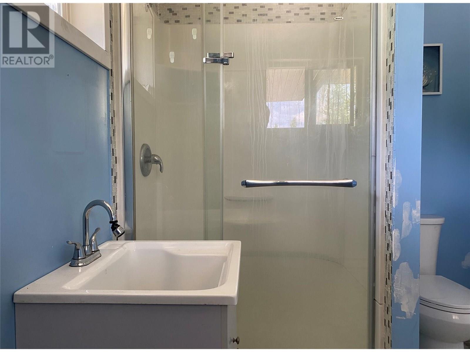 5325 Highway 33 Highway, Beaverdell, BC - Indoor Photo Showing Bathroom