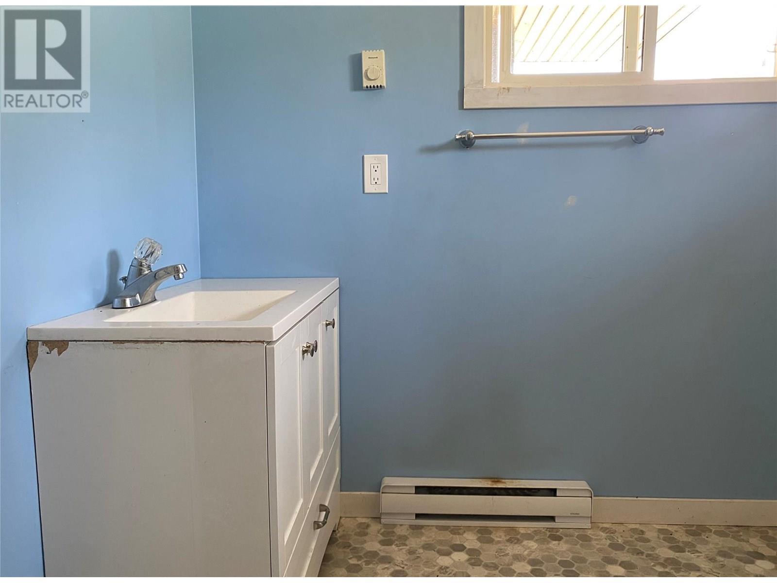 5325 Highway 33 Highway, Beaverdell, BC - Indoor Photo Showing Bathroom