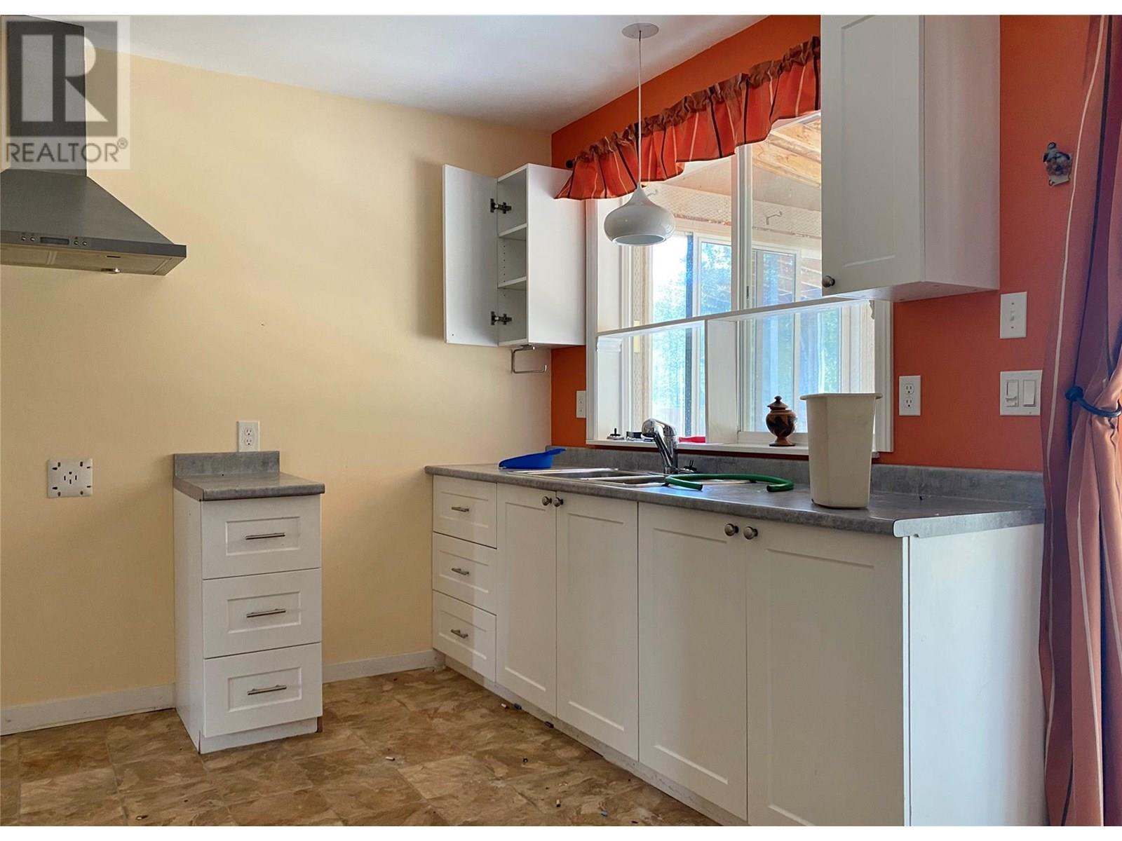 5325 Highway 33 Highway, Beaverdell, BC - Indoor