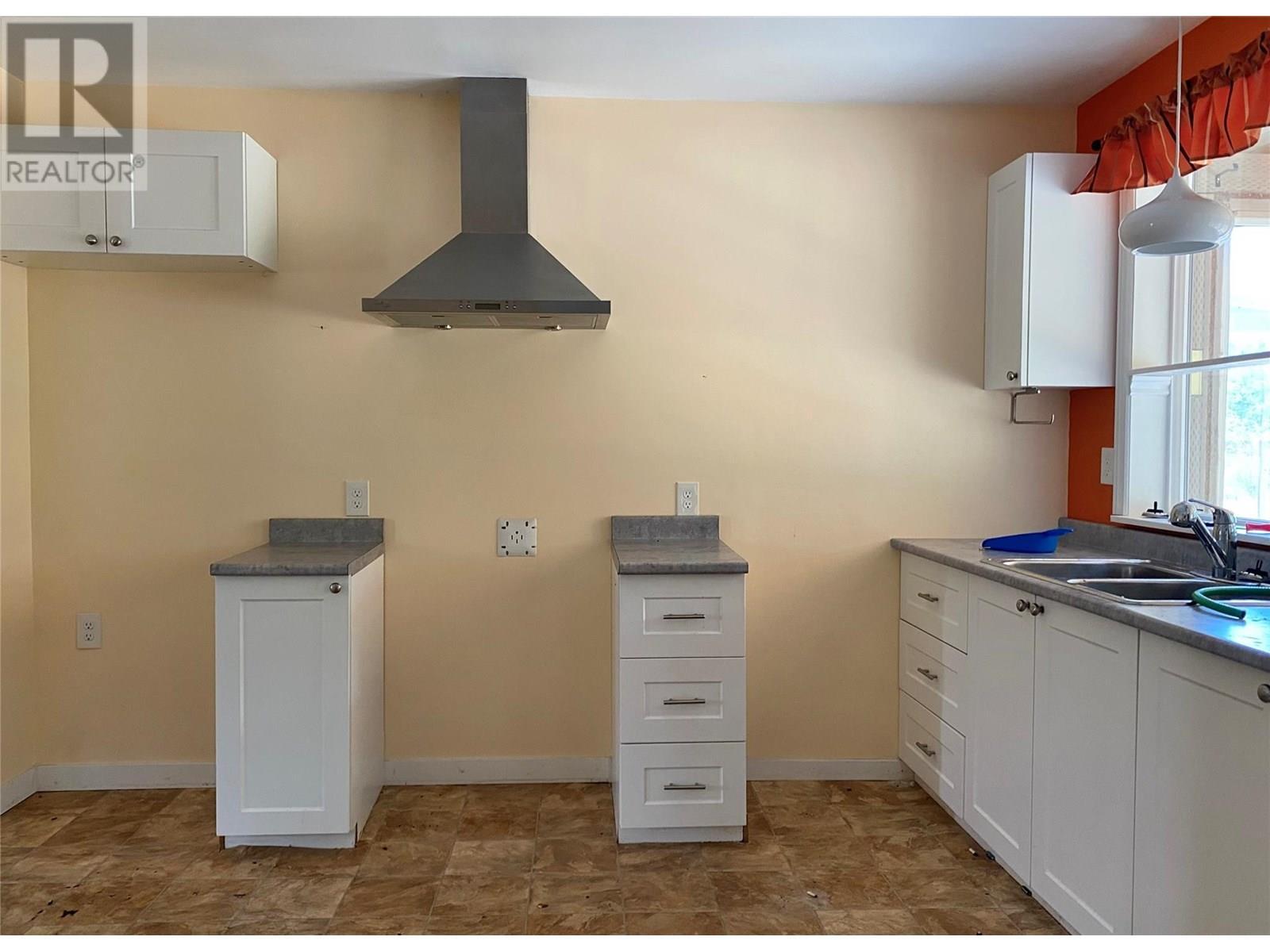 5325 Highway 33 Highway, Beaverdell, BC - Indoor Photo Showing Kitchen With Double Sink