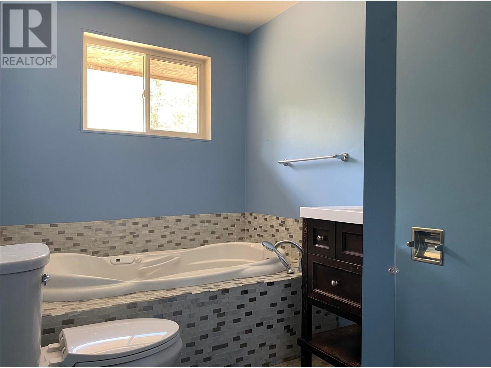 5325 Highway 33 Highway, Beaverdell, BC - Indoor Photo Showing Bathroom