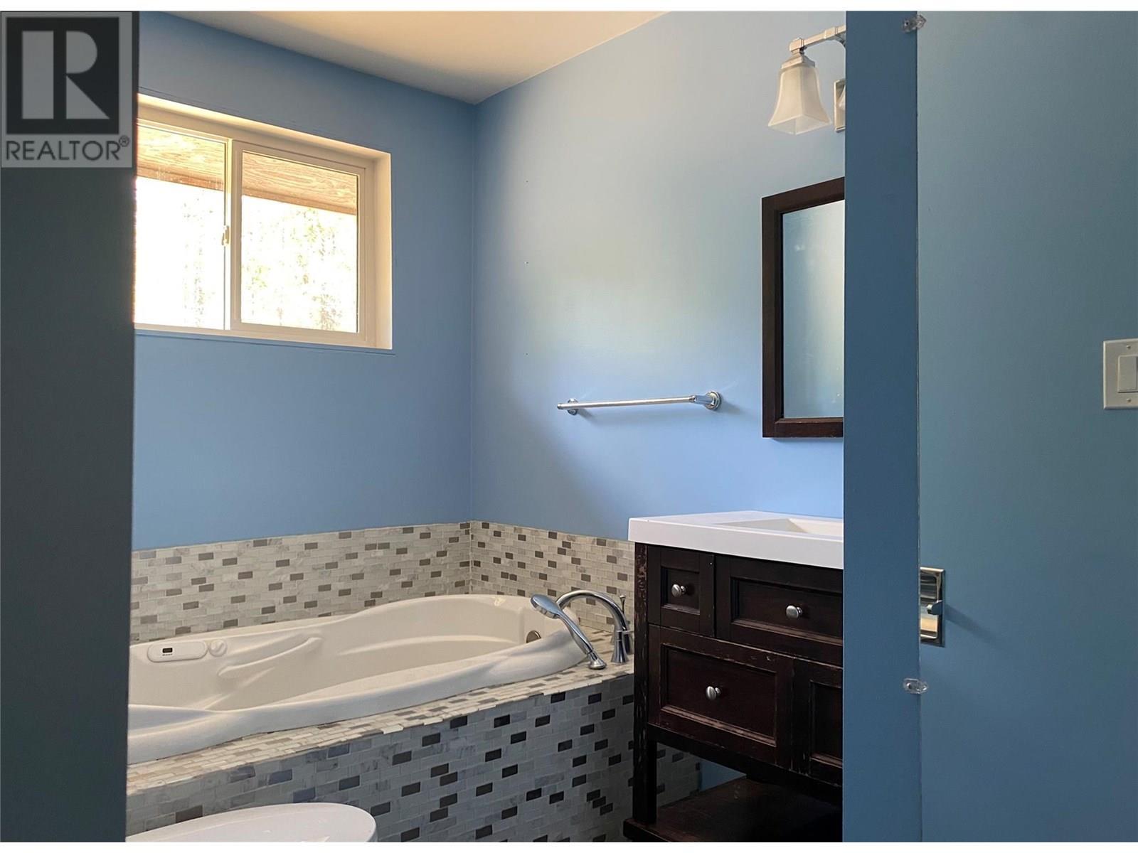 5325 Highway 33 Highway, Beaverdell, BC - Indoor Photo Showing Bathroom