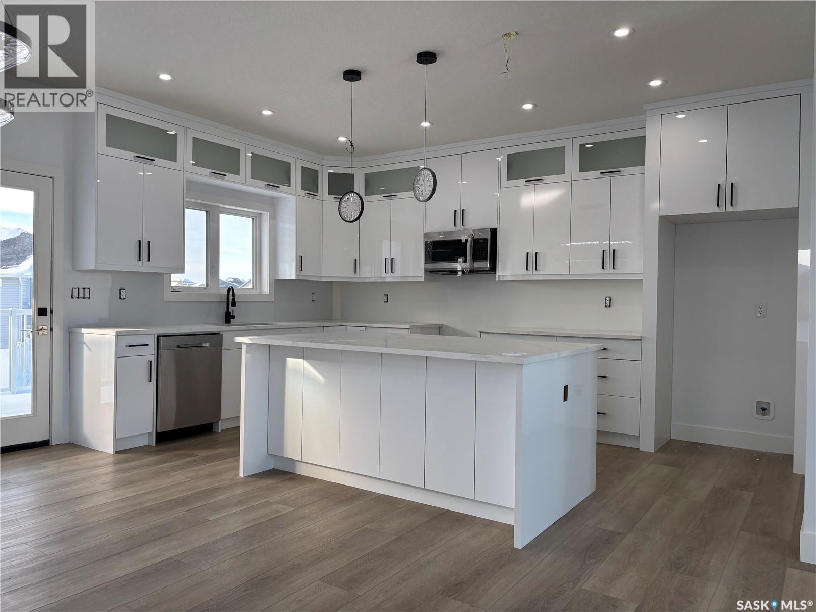 720 Weir Crescent, Warman, SK - Indoor Photo Showing Kitchen With Upgraded Kitchen