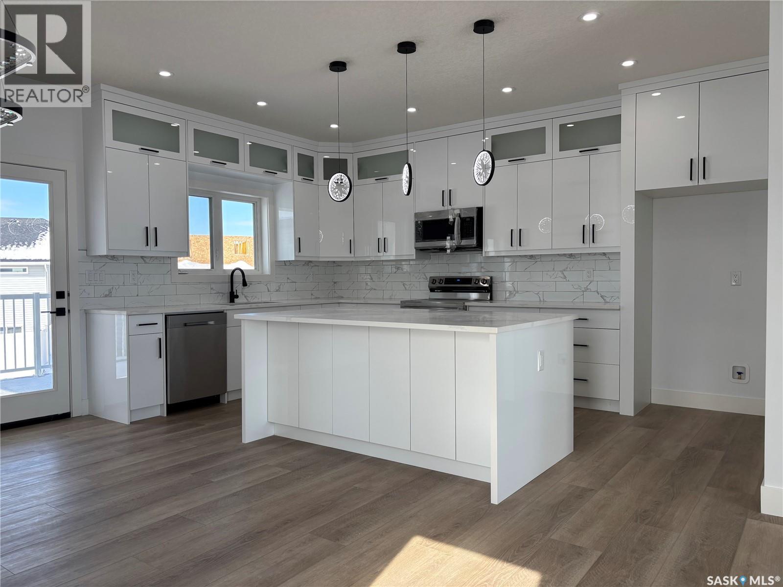 720 Weir Crescent, Warman, SK - Indoor Photo Showing Kitchen With Upgraded Kitchen