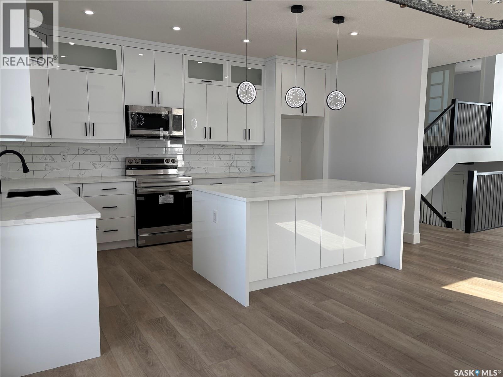 720 Weir Crescent, Warman, SK - Indoor Photo Showing Kitchen With Upgraded Kitchen