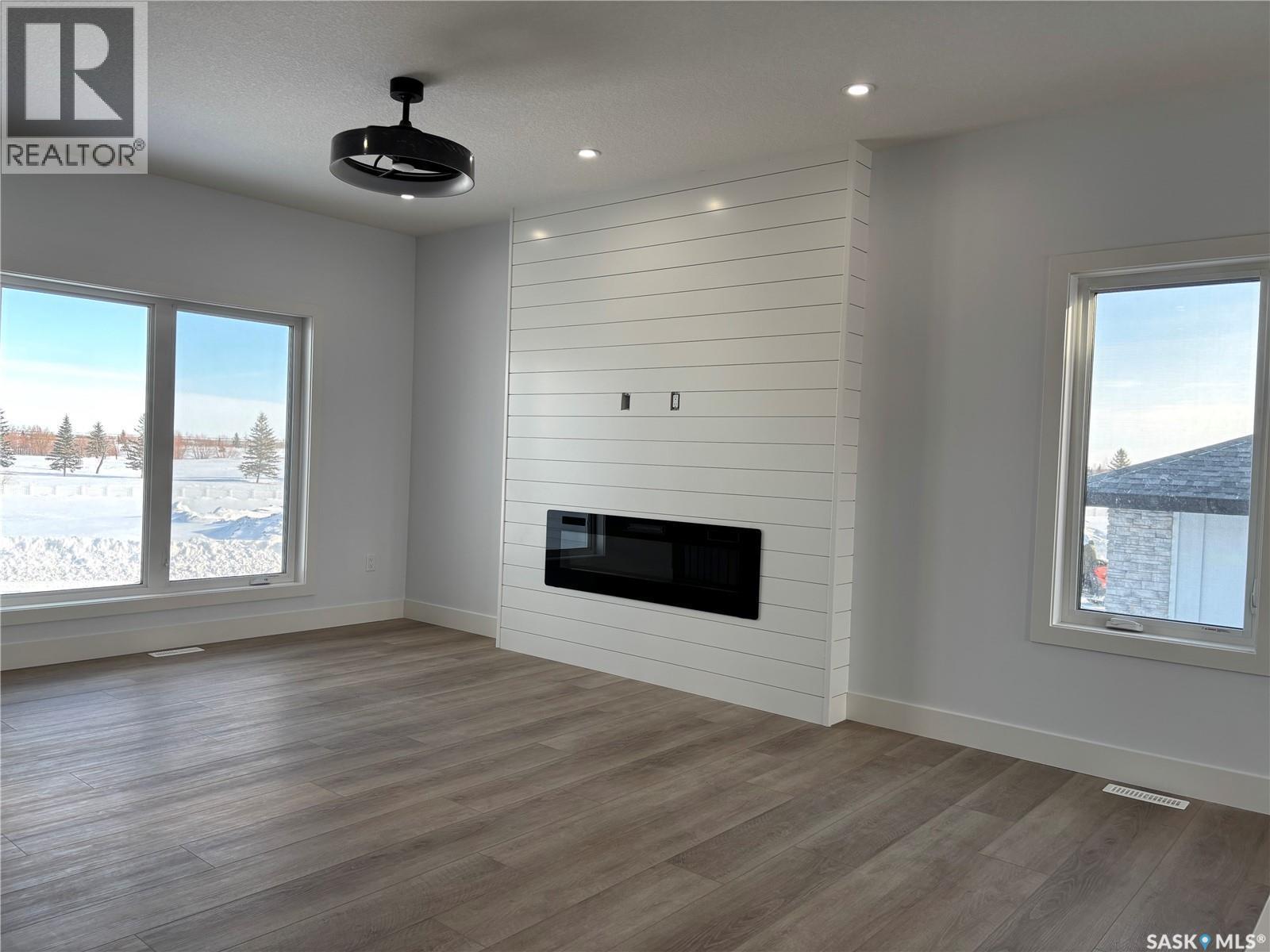 720 Weir Crescent, Warman, SK - Indoor Photo Showing Living Room With Fireplace