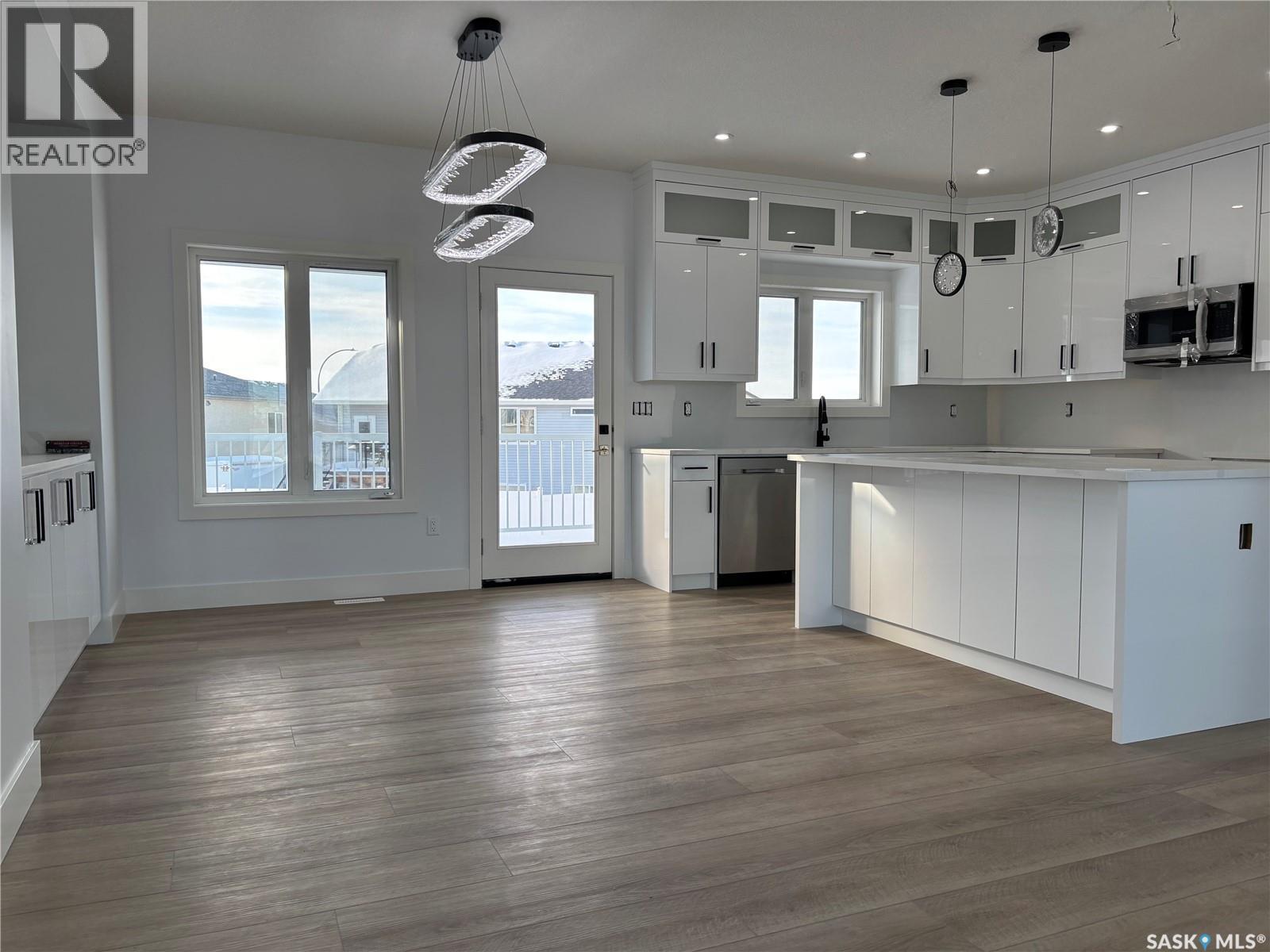 720 Weir Crescent, Warman, SK - Indoor Photo Showing Kitchen With Upgraded Kitchen