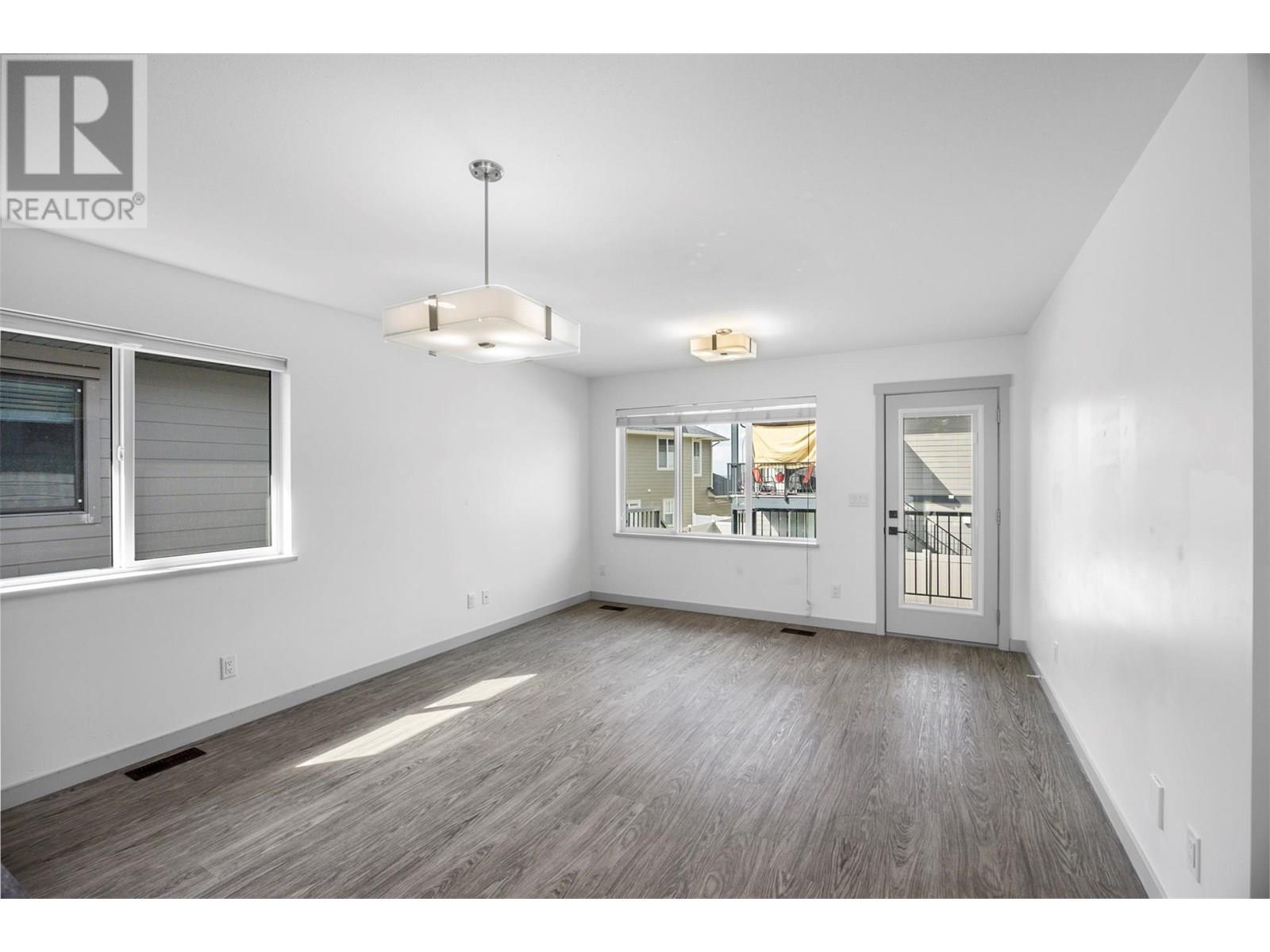 1323 Kinross Place Unit# 105, Kamloops, BC - Indoor Photo Showing Living Room