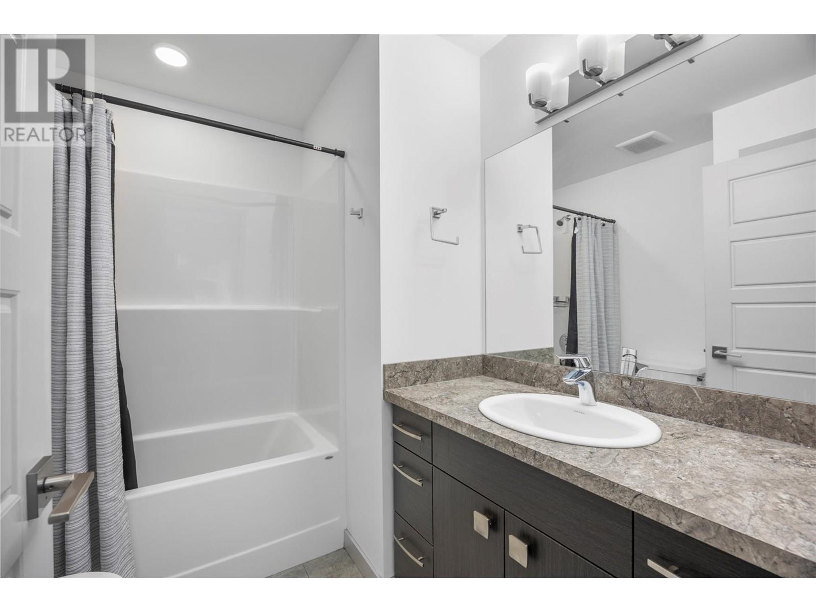 1323 Kinross Place Unit# 105, Kamloops, BC - Indoor Photo Showing Bathroom