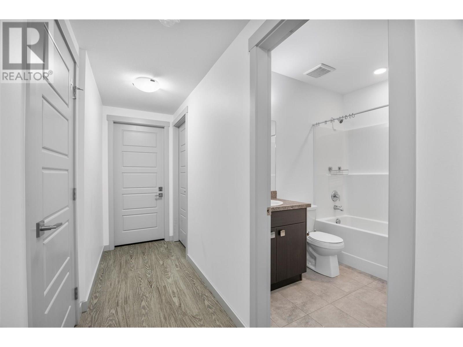 1323 Kinross Place Unit# 105, Kamloops, BC - Indoor Photo Showing Bathroom
