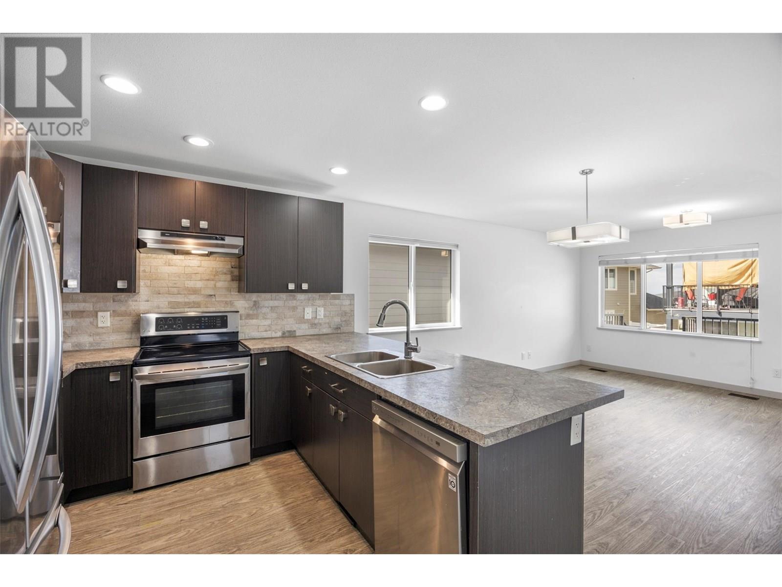 1323 Kinross Place Unit# 105, Kamloops, BC - Indoor Photo Showing Kitchen With Double Sink With Upgraded Kitchen