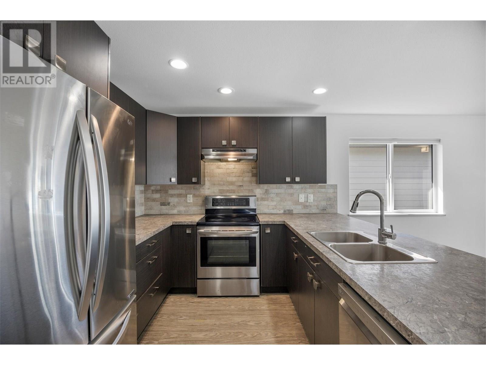 1323 Kinross Place Unit# 105, Kamloops, BC - Indoor Photo Showing Kitchen With Double Sink With Upgraded Kitchen