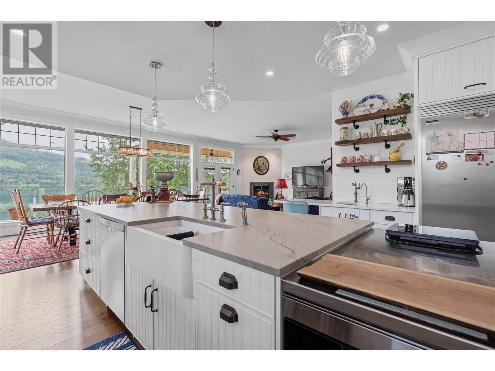 3828 Parri Road, Sorrento, BC - Indoor Photo Showing Kitchen