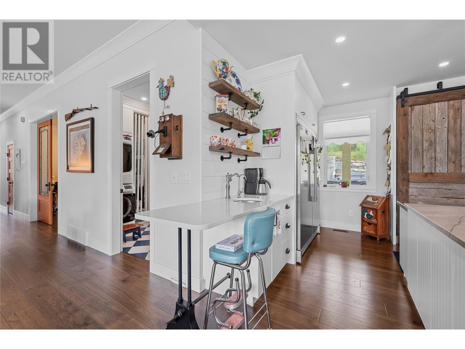 3828 Parri Road, Sorrento, BC - Indoor