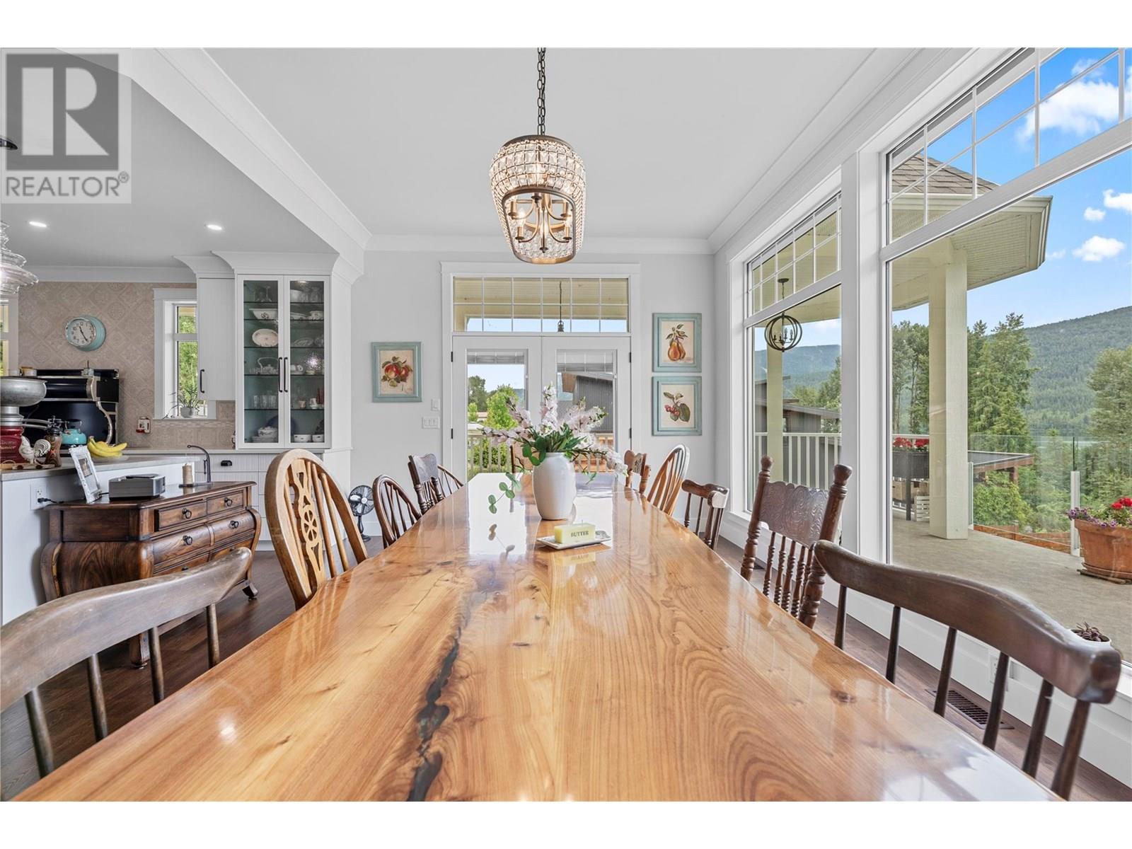 3828 Parri Road, Sorrento, BC - Indoor Photo Showing Dining Room