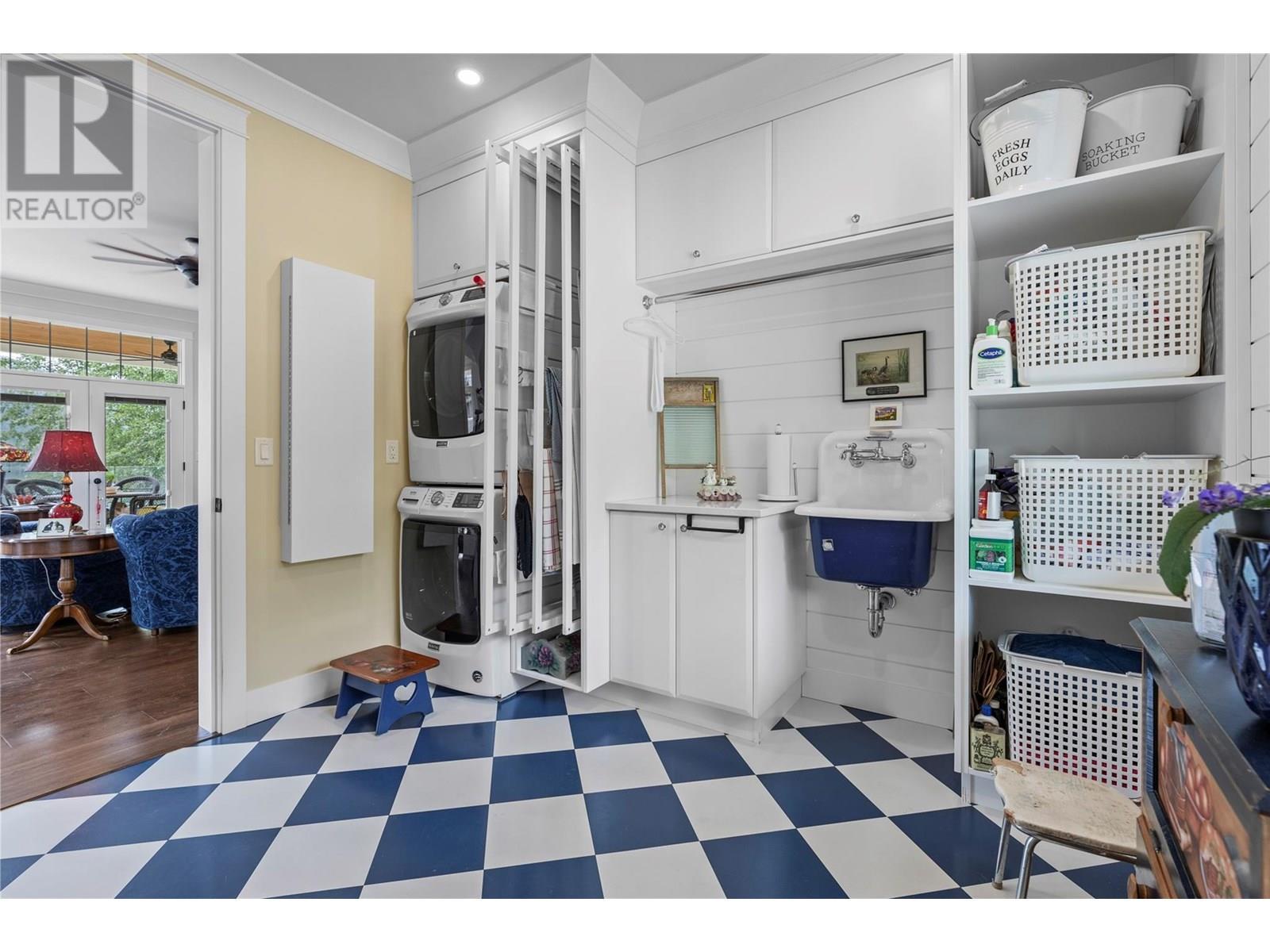 3828 Parri Road, Sorrento, BC - Indoor