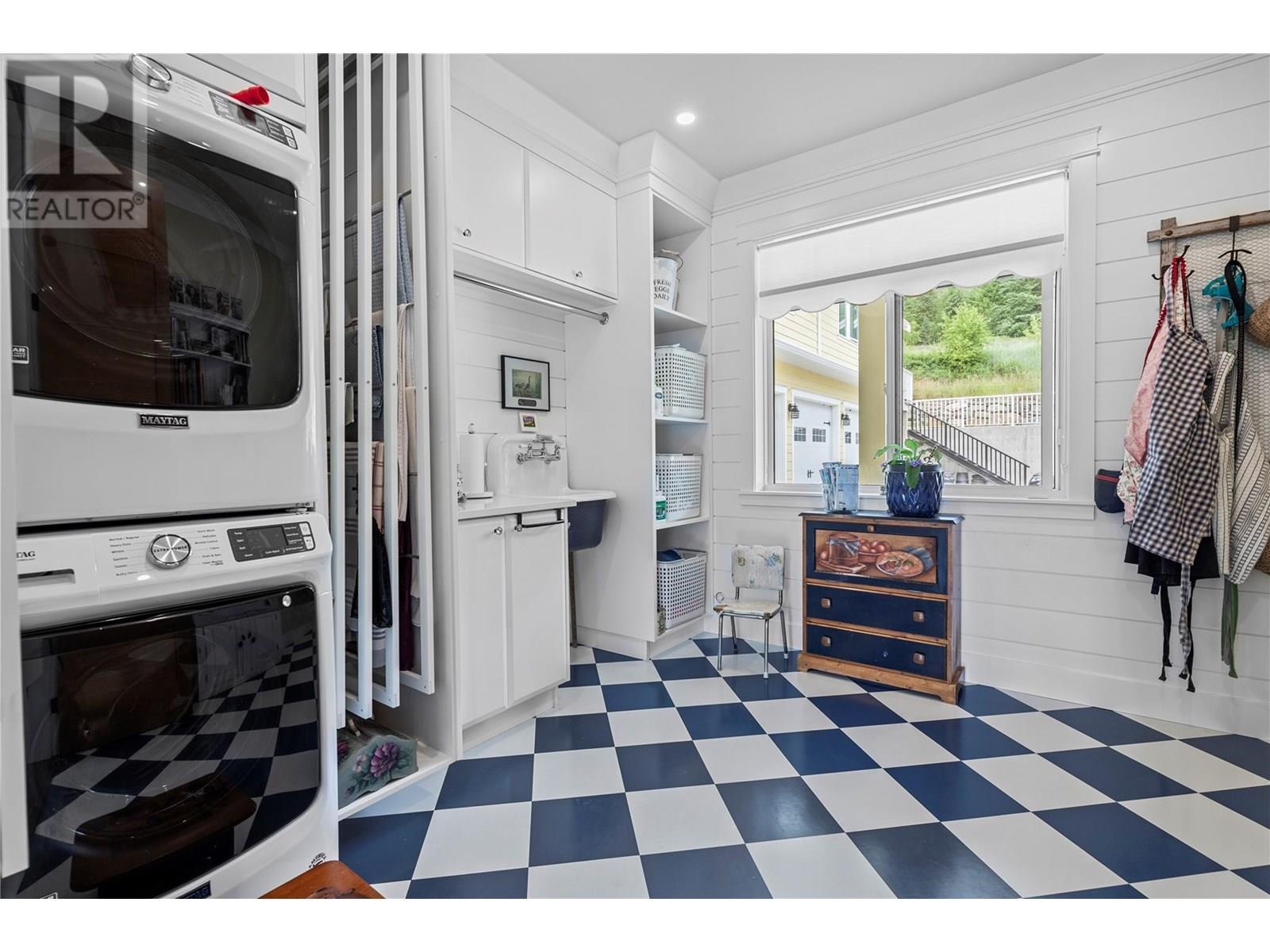 3828 Parri Road, Sorrento, BC - Indoor