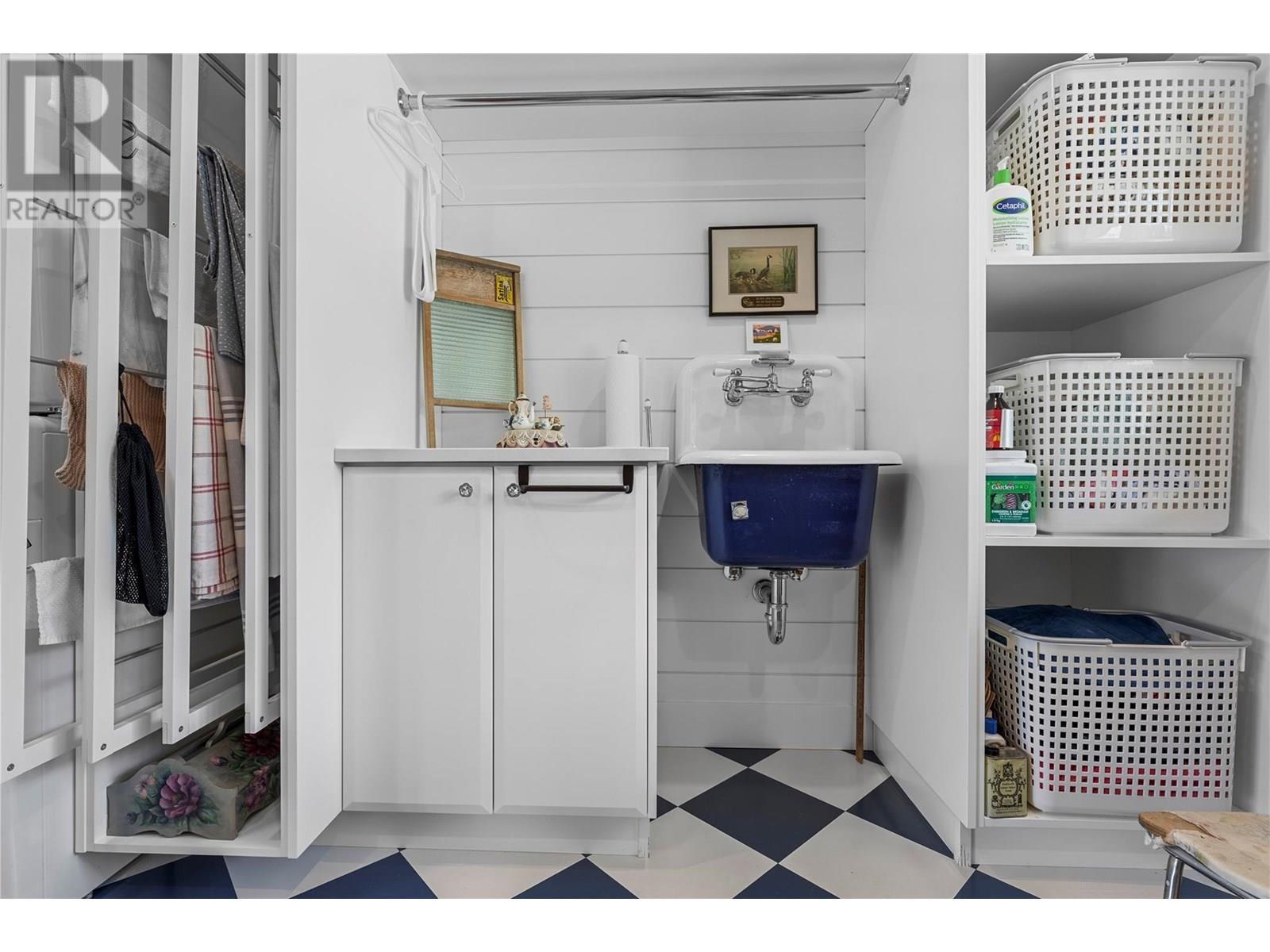 3828 Parri Road, Sorrento, BC - Indoor Photo Showing Other Room