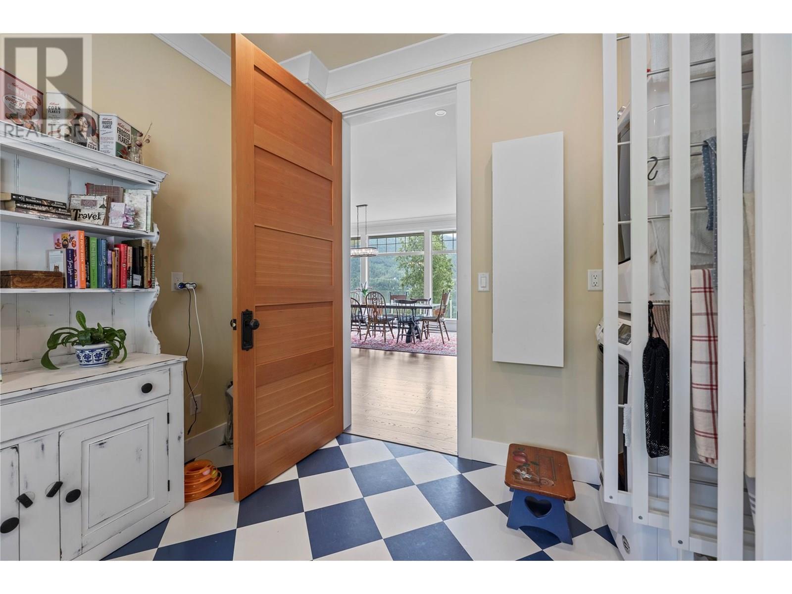 3828 Parri Road, Sorrento, BC - Indoor