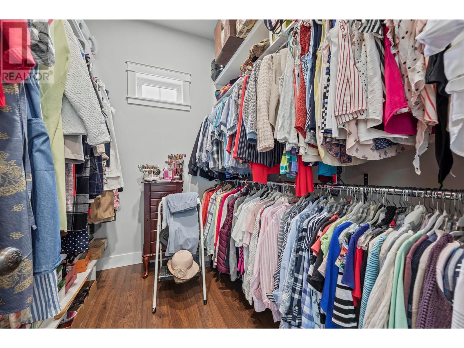 3828 Parri Road, Sorrento, BC - Indoor With Storage