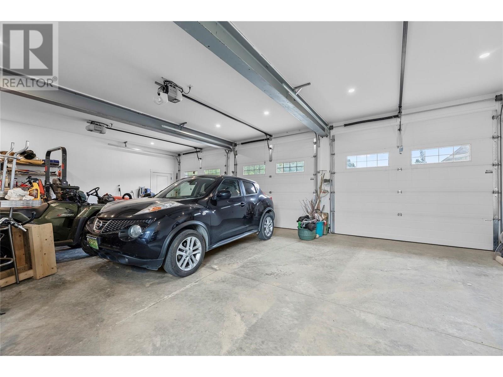 3828 Parri Road, Sorrento, BC - Indoor Photo Showing Garage