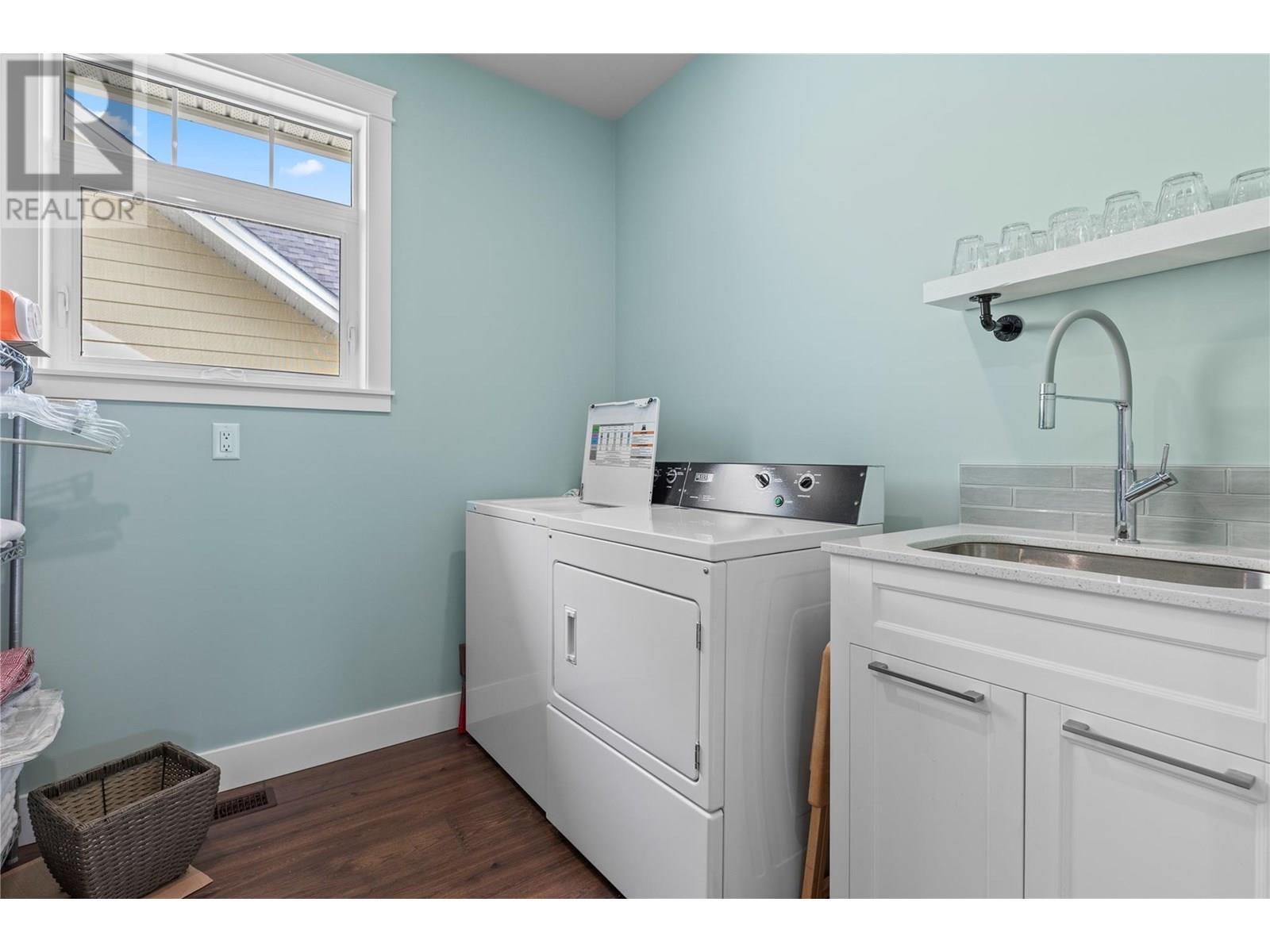 3828 Parri Road, Sorrento, BC - Indoor Photo Showing Laundry Room
