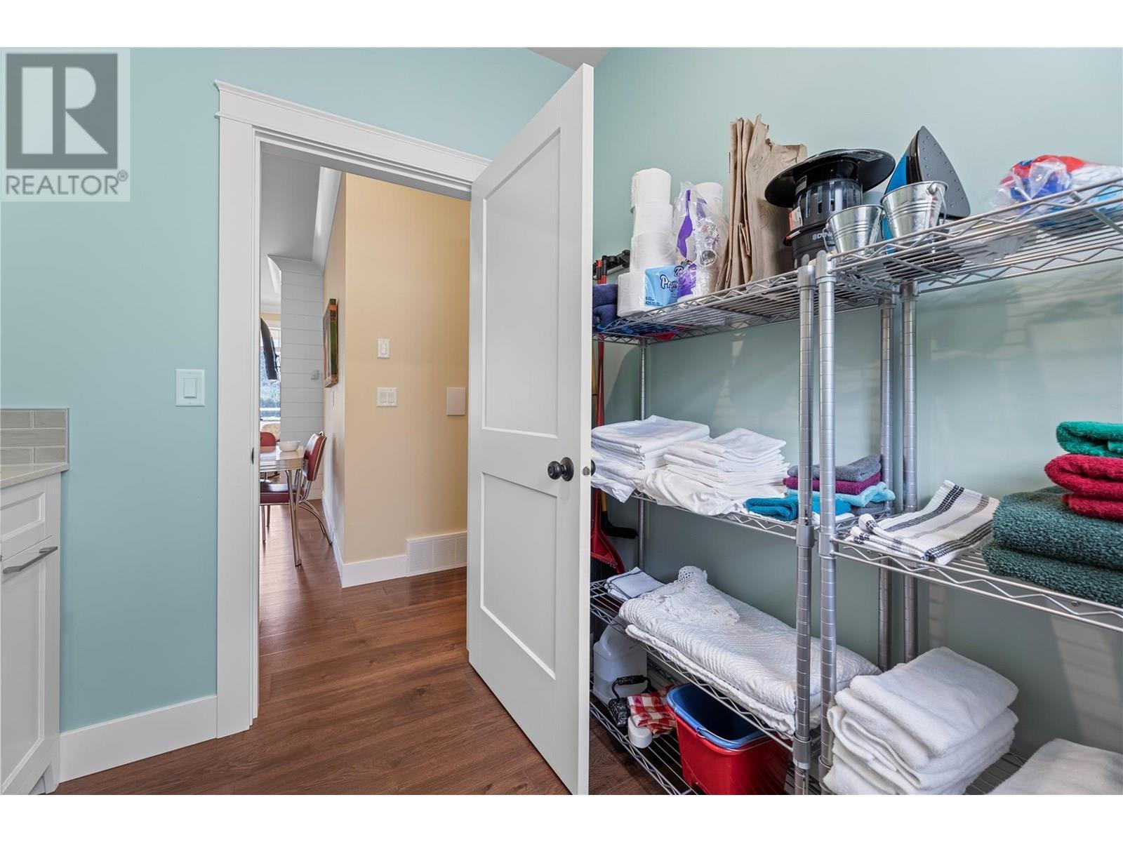 3828 Parri Road, Sorrento, BC - Indoor