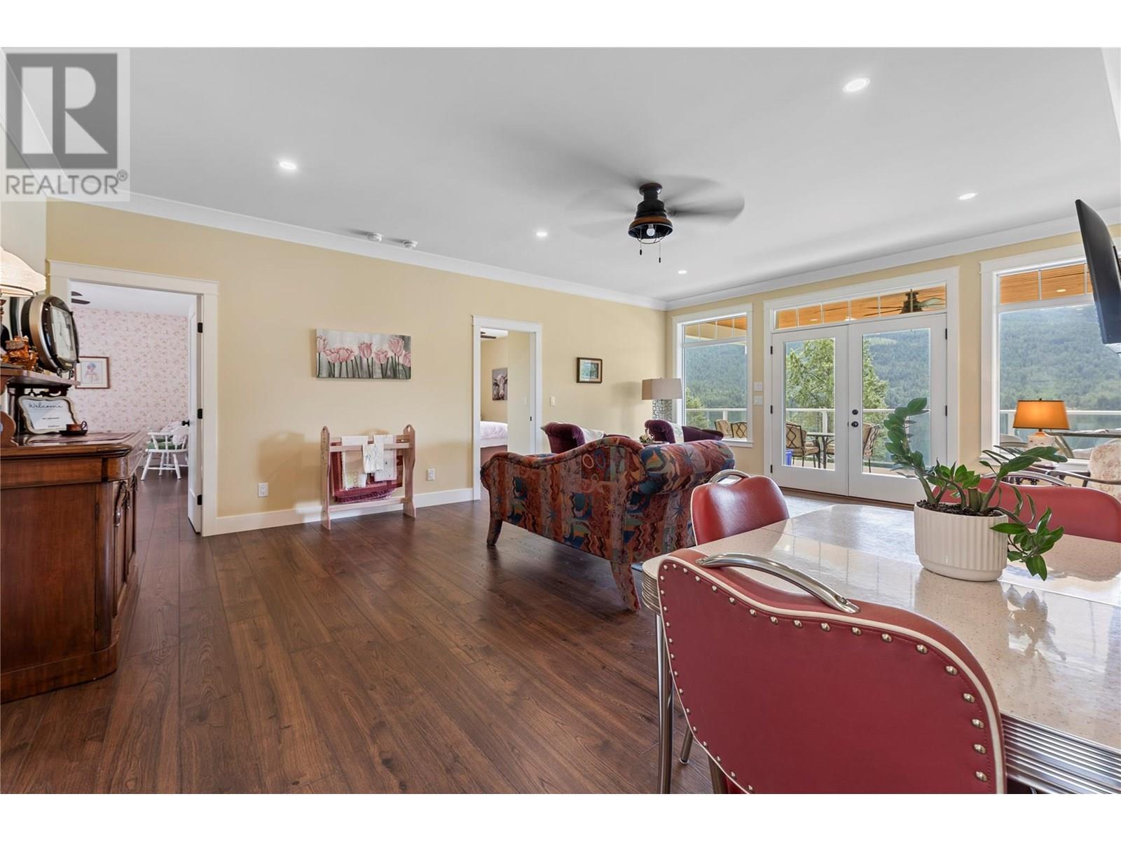 3828 Parri Road, Sorrento, BC - Indoor Photo Showing Living Room