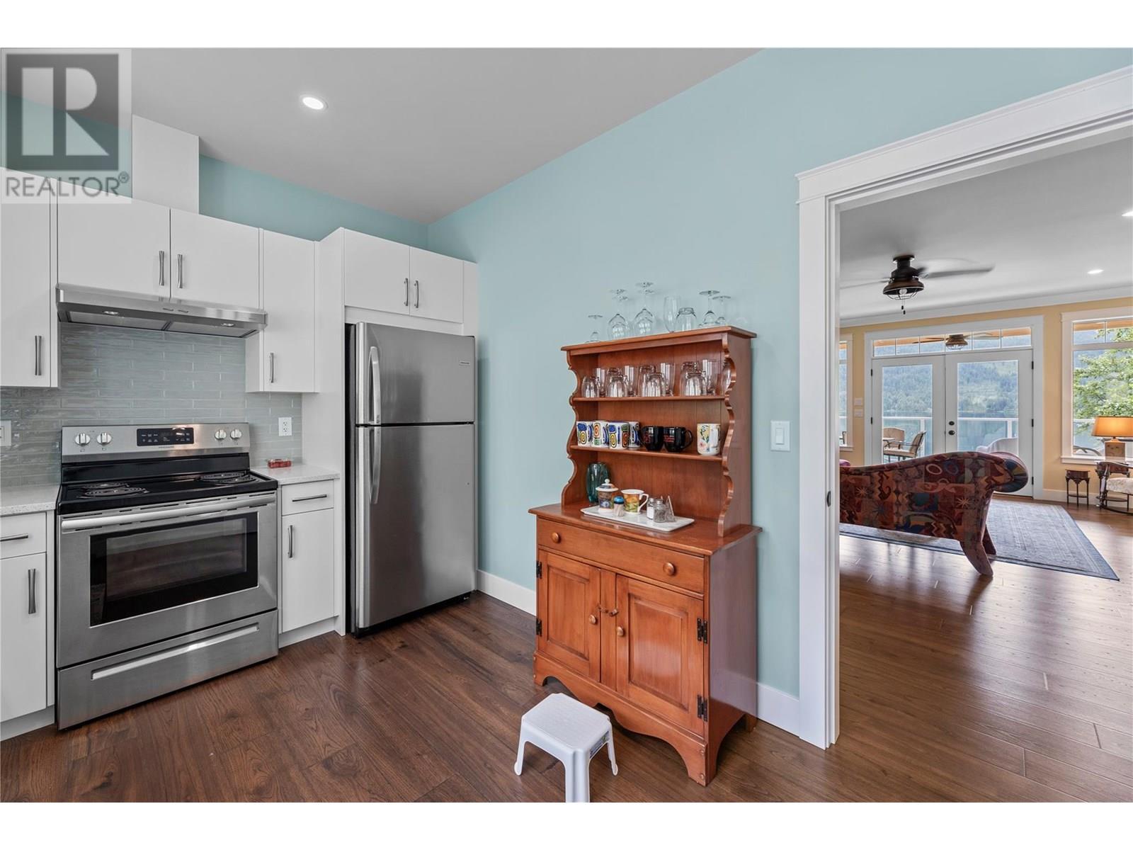3828 Parri Road, Sorrento, BC - Indoor Photo Showing Kitchen