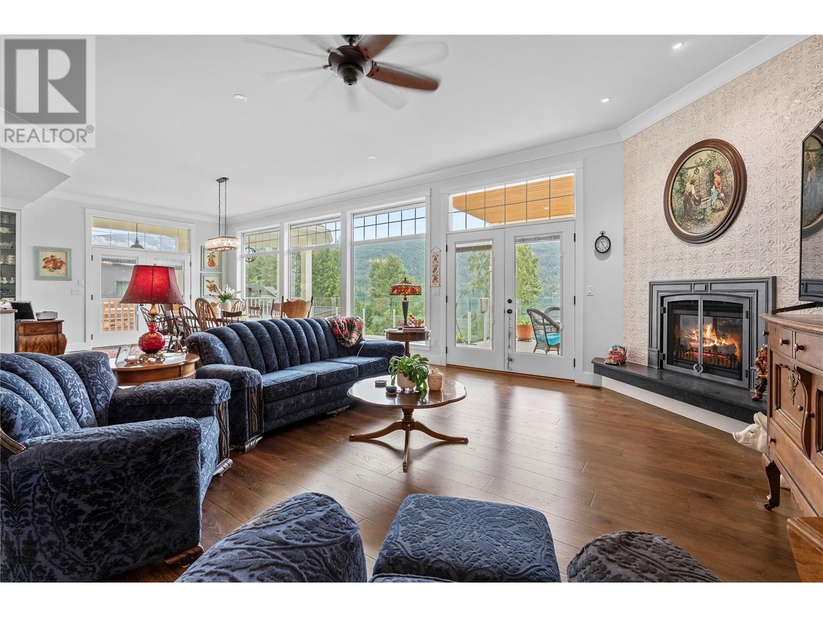 3828 Parri Road, Sorrento, BC - Indoor Photo Showing Living Room With Fireplace