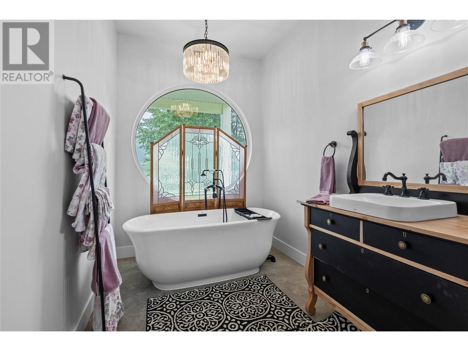 3828 Parri Road, Sorrento, BC - Indoor Photo Showing Bathroom