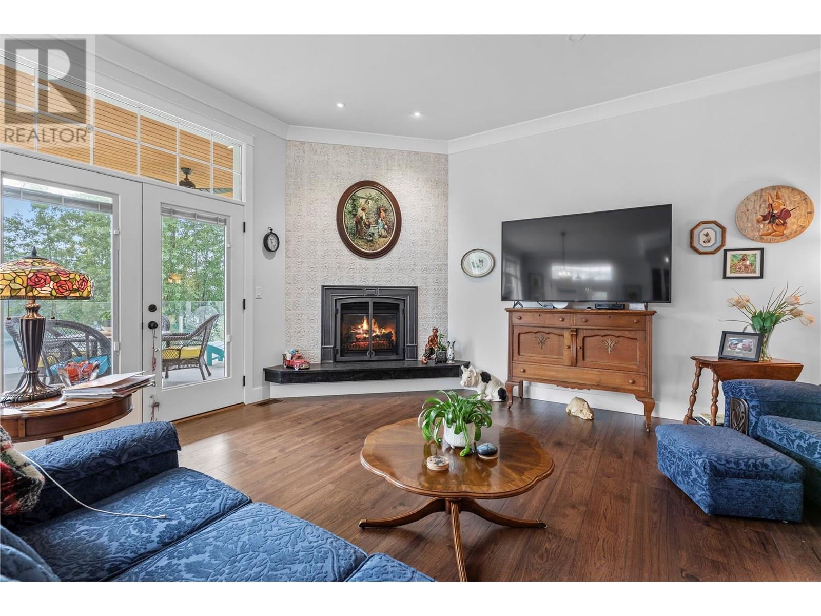 3828 Parri Road, Sorrento, BC - Indoor Photo Showing Living Room With Fireplace