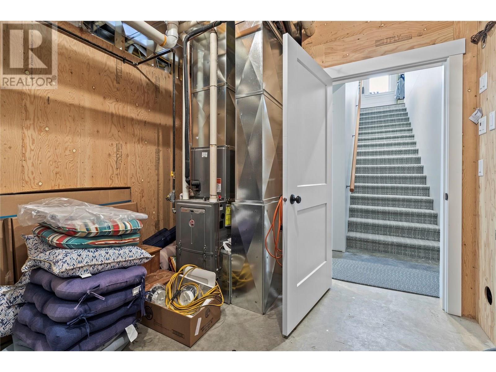 3828 Parri Road, Sorrento, BC - Indoor