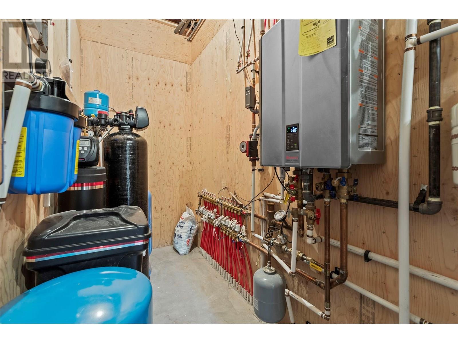 3828 Parri Road, Sorrento, BC - Indoor