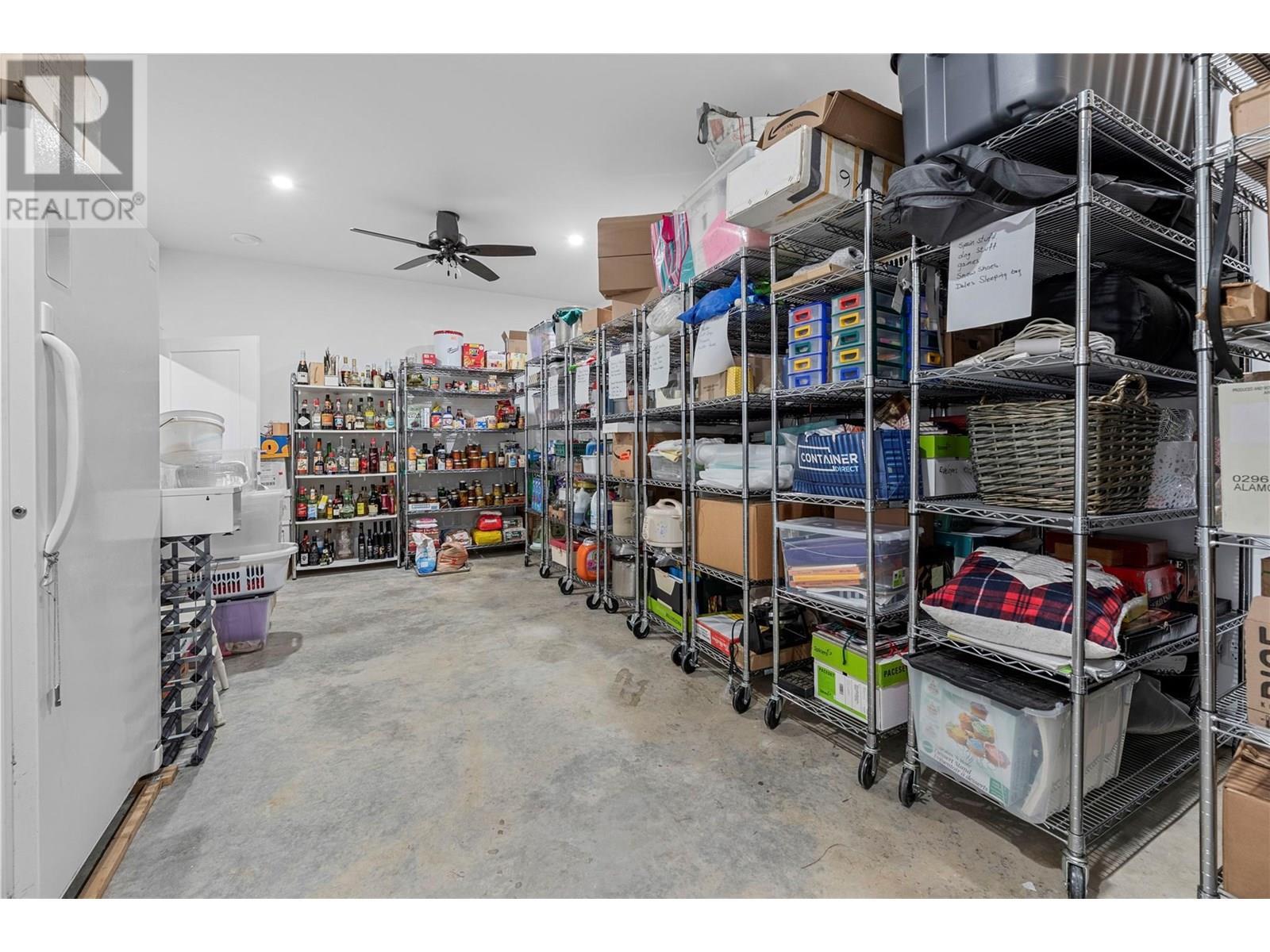 3828 Parri Road, Sorrento, BC - Indoor Photo Showing Garage