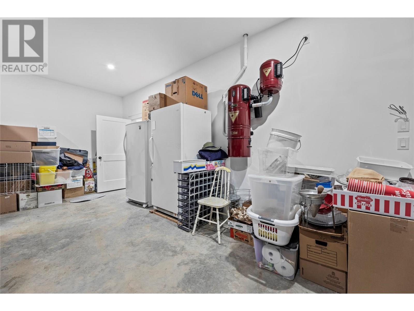 3828 Parri Road, Sorrento, BC - Indoor