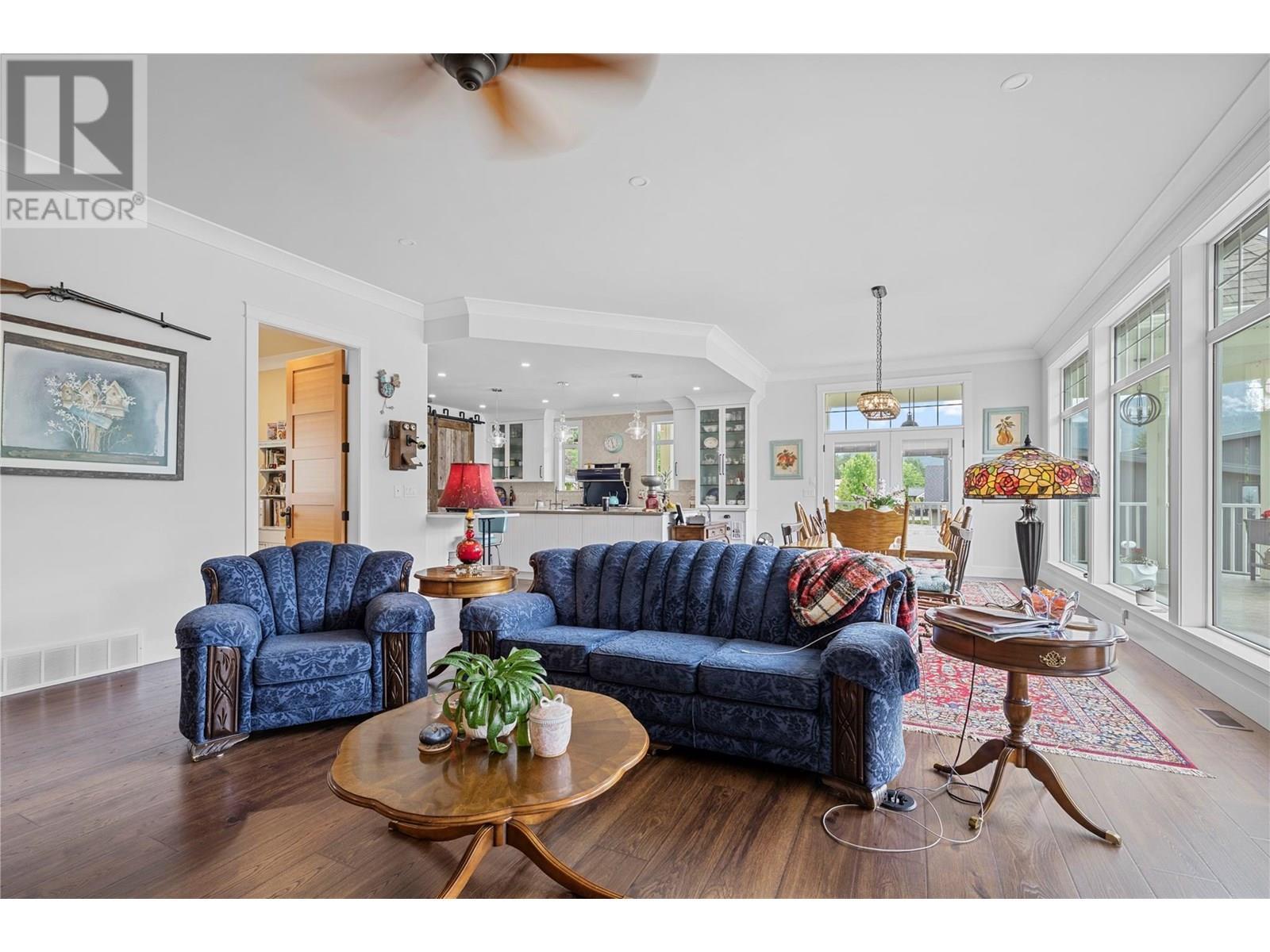 3828 Parri Road, Sorrento, BC - Indoor Photo Showing Living Room