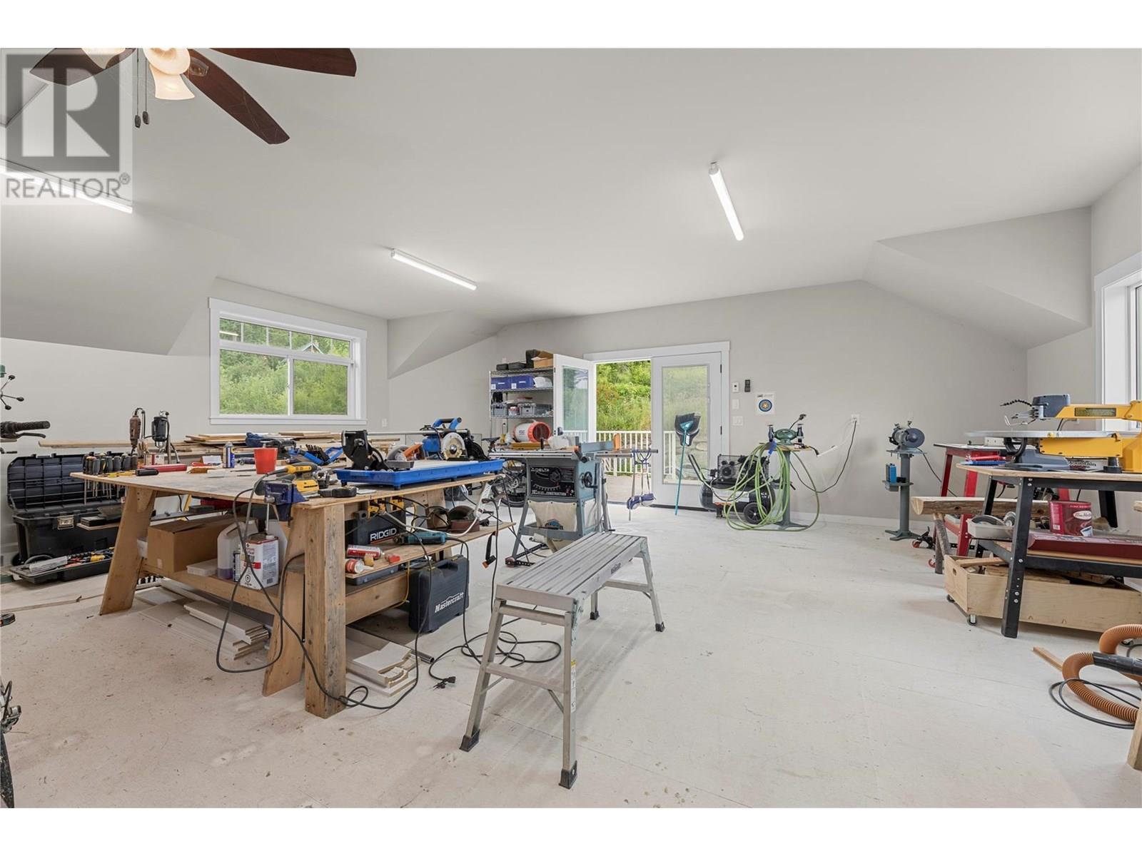 3828 Parri Road, Sorrento, BC - Indoor