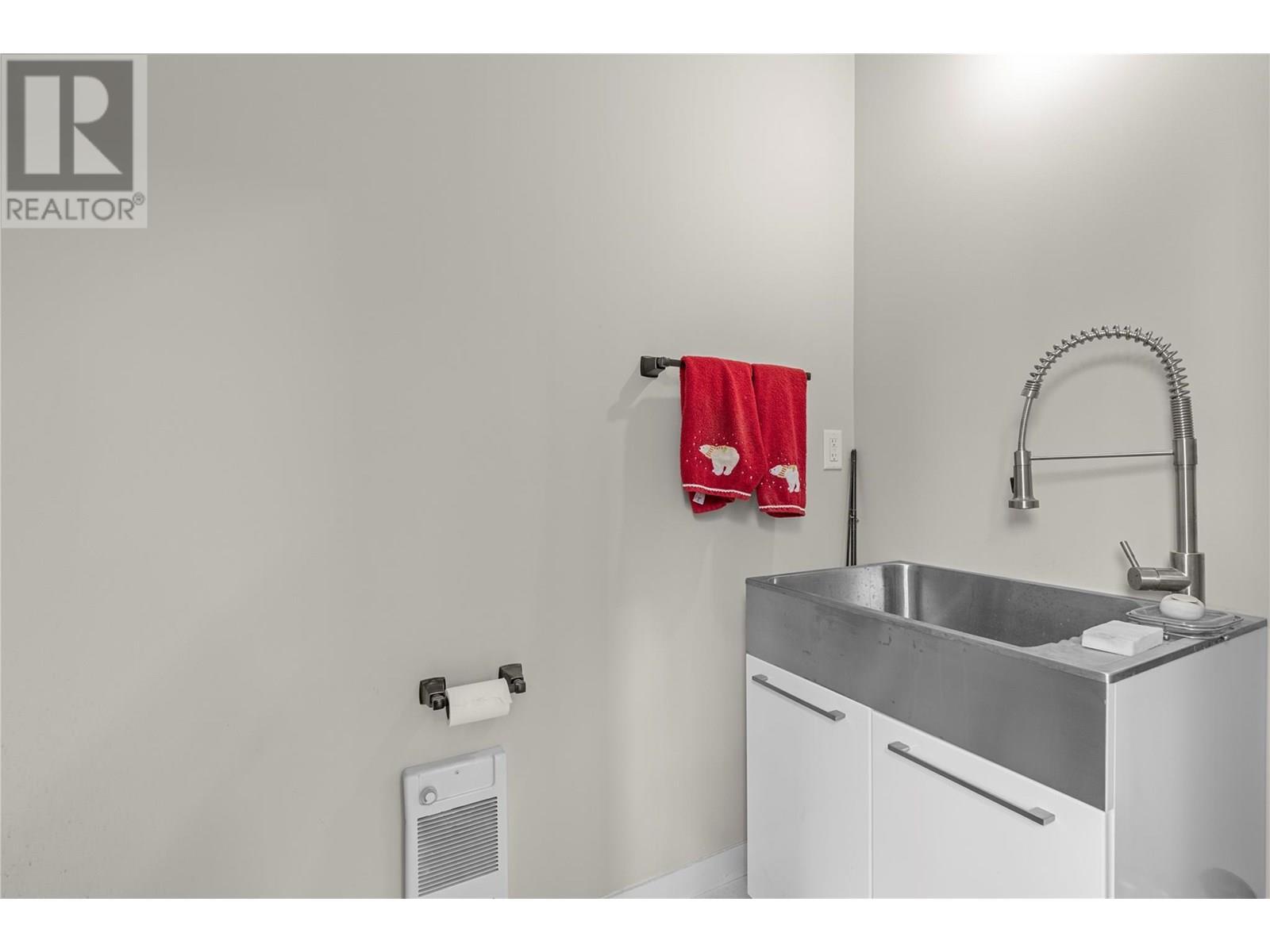 3828 Parri Road, Sorrento, BC - Indoor