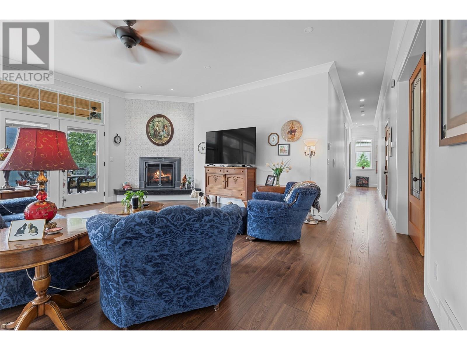 3828 Parri Road, Sorrento, BC - Indoor Photo Showing Living Room With Fireplace